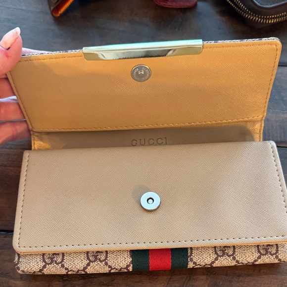 Gucci Beige and Red Patterned Wallet - Picture 2 of 5